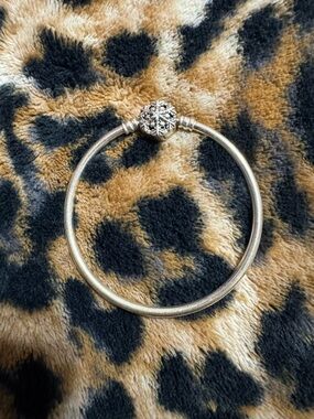 Pandora Moments Sparkling Snowflake Clasp Bangle